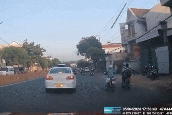 Clip: Thanh sắt rơi trúng đầu, hạ gục người phụ nữ đi xe máy