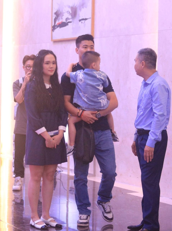 Duy Mạnh tâm sự với con trai về nơi ngày xưa bố mẹ cưới nhau siêu dễ thương, nhưng phải khoá bình luận vì một lý do-1