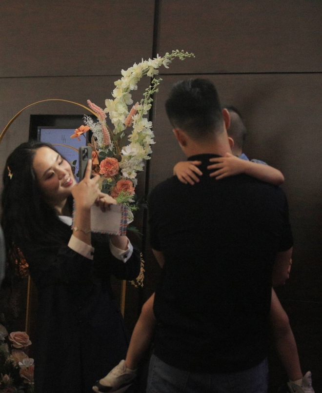 Duy Mạnh tâm sự với con trai về nơi ngày xưa bố mẹ cưới nhau siêu dễ thương, nhưng phải khoá bình luận vì một lý do-2