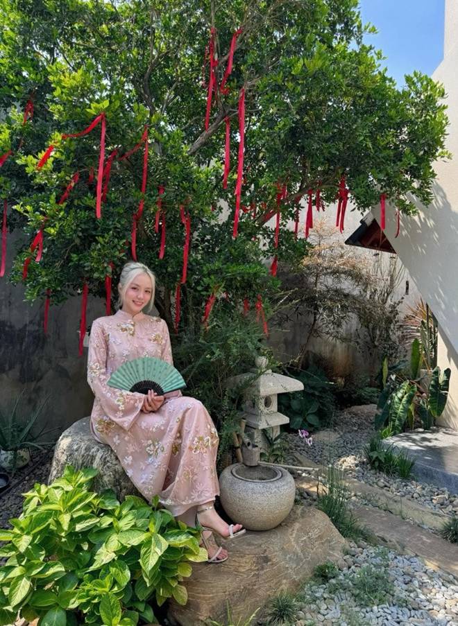 Vợ quốc dân Phương Ly sống trong cơ ngơi xinh: Khu vườn ngập tràn hoa lá, có cụ cây gần 200 tuổi-7