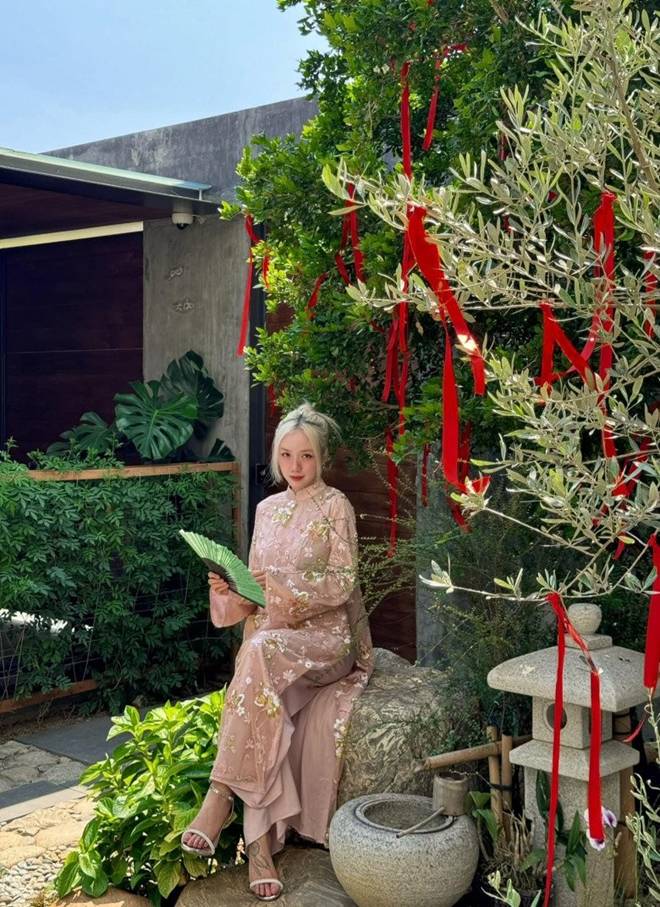Vợ quốc dân Phương Ly sống trong cơ ngơi xinh: Khu vườn ngập tràn hoa lá, có cụ cây gần 200 tuổi-8