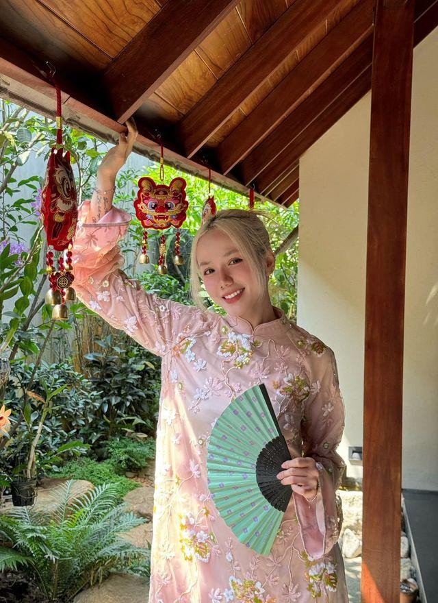 Vợ quốc dân Phương Ly sống trong cơ ngơi xinh: Khu vườn ngập tràn hoa lá, có cụ cây gần 200 tuổi-9