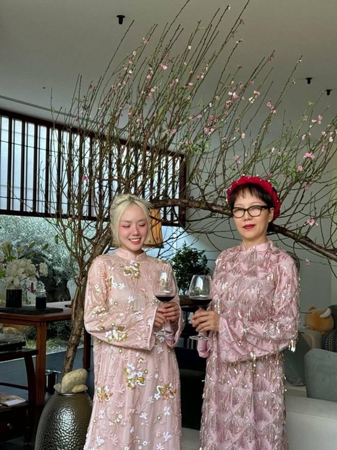 Vợ quốc dân Phương Ly sống trong cơ ngơi xinh: Khu vườn ngập tràn hoa lá, có cụ cây gần 200 tuổi-12