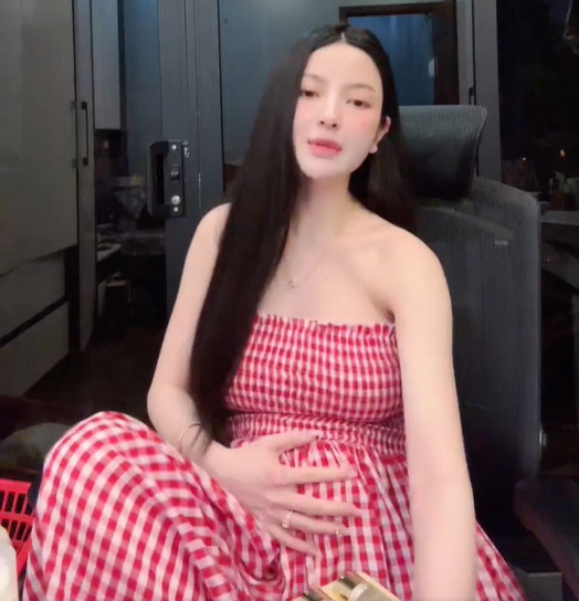 Vừa xong đám cưới, Chu Thanh Huyền ôm bụng bầu lên livestream, kể chuyện cơm chan nước mắt vì nghén, đã mang bầu tháng thứ mấy?-1