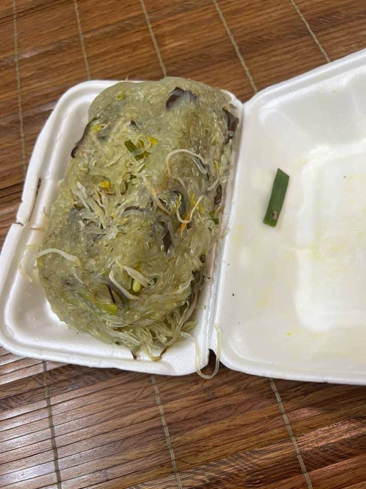 Suất miến xào lòng mề hoang tàn đổ nát có giá 49k khiến dân mạng ngán ngẩm: Điểm chung của miến và chủ quán là... không có lòng!-4