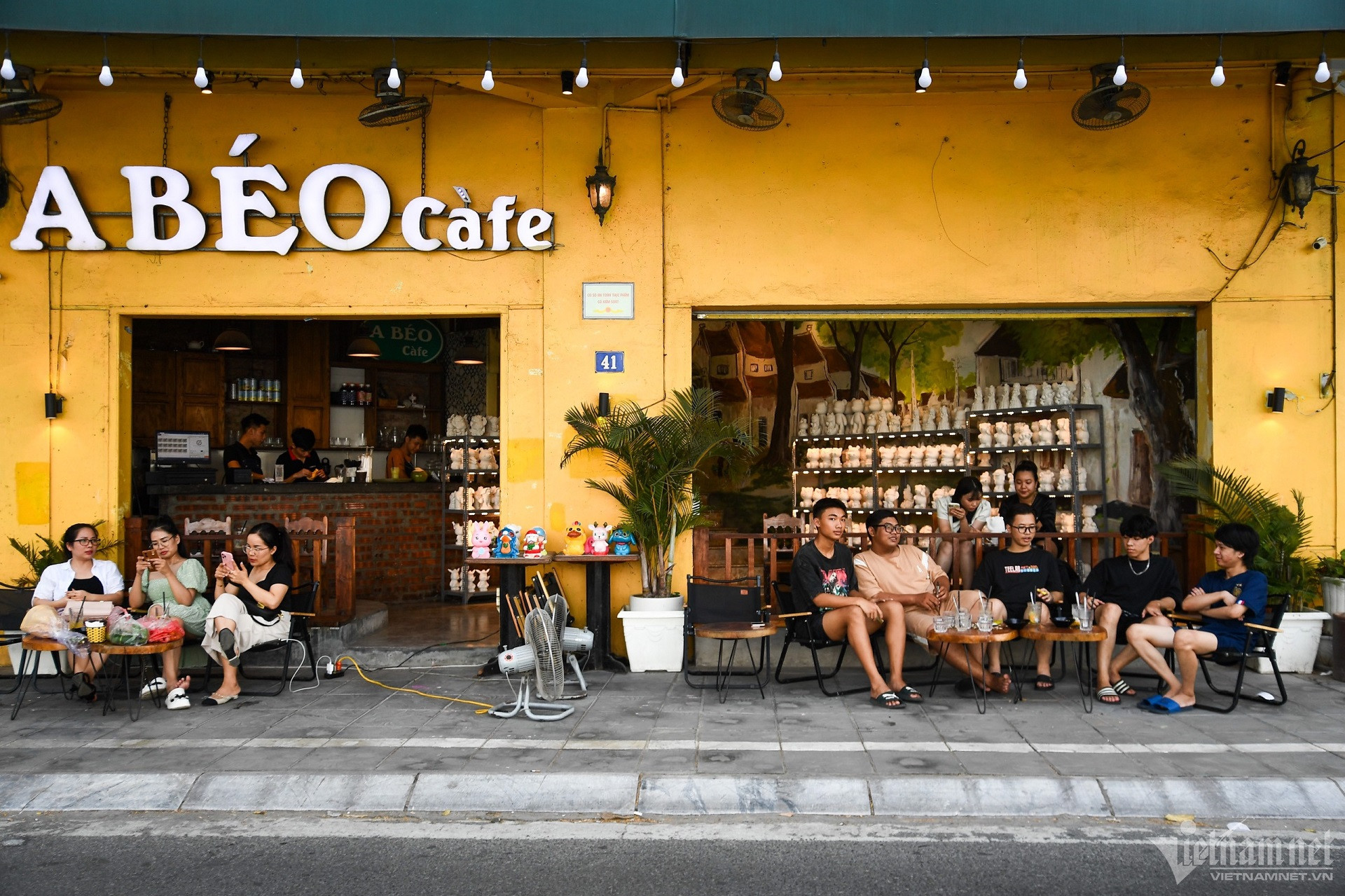 Người Việt mê trend ăn uống, chi 70.000 đồng mỗi lần đi cafe dù kinh tế khó khăn-2