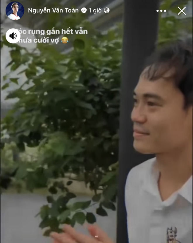 Văn Toàn tự nhận tóc rụng gần hết” vẫn chưa cưới vợ, Quế Ngọc Hải tung ngay ảnh chứng minh sự thật-1