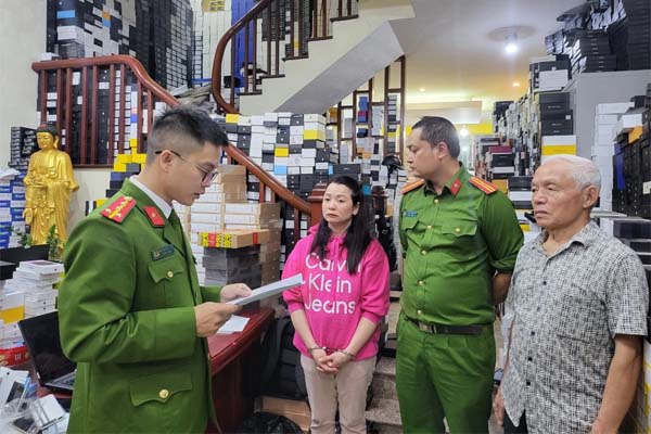 Truy tìm 2 kẻ vào cửa hàng vờ mua rồi cướp điện thoại iPhone ở Vĩnh Phúc-3