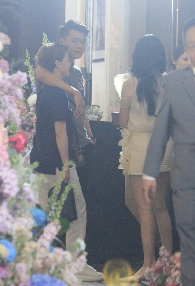 Thành Chung thản nhiên khoác vai một cô gái ngay trước mặt Ngô Tố Uyên, phản ứng của nàng WAG thế nào?-1