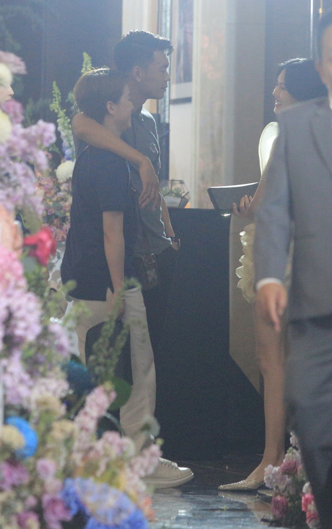 Thành Chung thản nhiên khoác vai một cô gái ngay trước mặt Ngô Tố Uyên, phản ứng của nàng WAG thế nào?-2