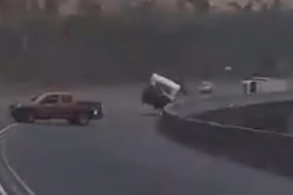 Clip: Ô tô đang chạy bị gió thổi lật nghiêng, rơi khỏi đường