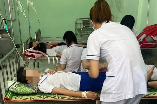 Bỏ đồ chơi vào bình nước uống dùng chung, 23 học sinh ngộ độc