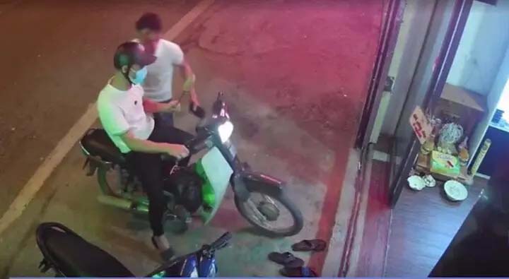 Truy tìm 2 kẻ vào cửa hàng vờ mua rồi cướp điện thoại iPhone ở Vĩnh Phúc-2