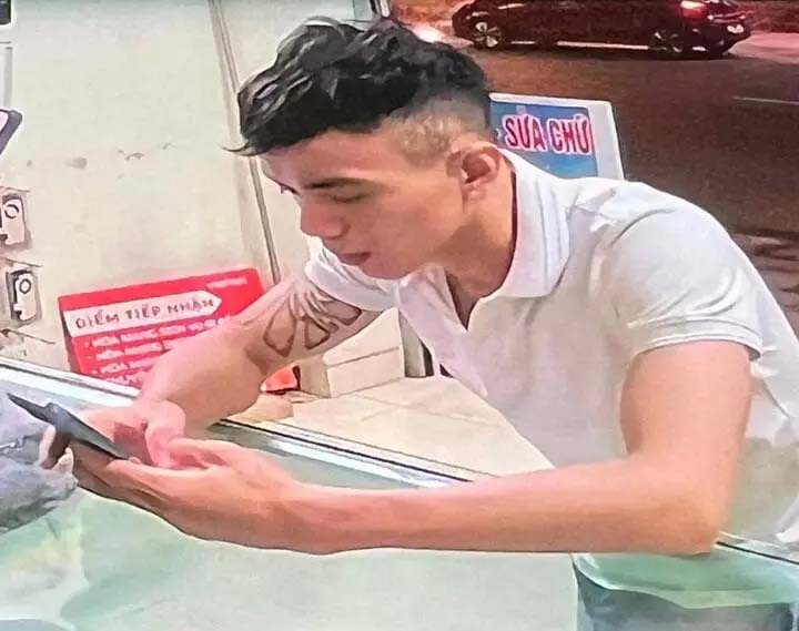 Truy tìm 2 kẻ vào cửa hàng vờ mua rồi cướp điện thoại iPhone ở Vĩnh Phúc-1