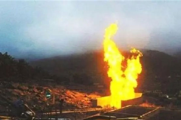 Giải cứu xe tải chở hàng bốc cháy dữ dội tại trạm thu phí-1