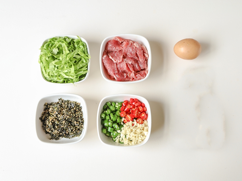 Ngày bận rộn làm món cơm trộn: Chỉ trong 1 tô mà đủ rau và thịt, giàu dinh dưỡng-1