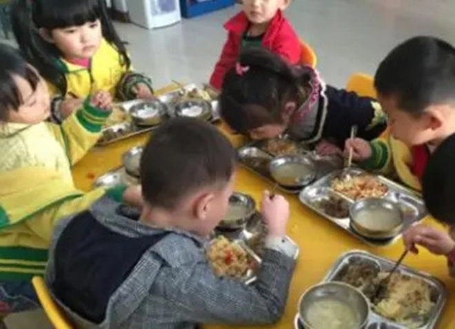 Con đi học về mách ở trường không được ăn no, mẹ đùng đùng tìm cô giáo tranh luận rồi ngượng chín mặt khi nghe lời cô nói-1