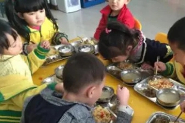 Con trai cao gần 2m phạm lỗi, mẹ nấm lùn làm một hành động khi dạy dỗ gây bất ngờ-10