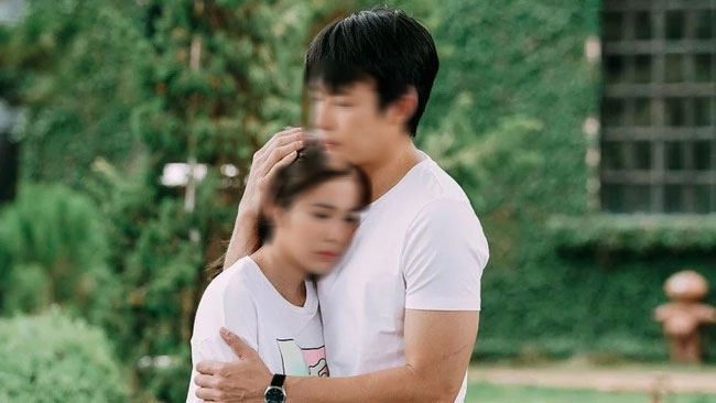 Đêm tân hôn, chồng âu yếm vuốt ve bụng tôi rồi thì thầm 3 từ mà khiến tôi òa khóc nức nở-1