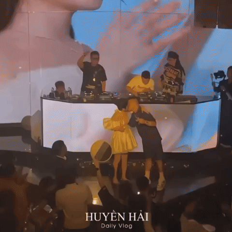 Hé lộ hình ảnh Quang Hải và Chu Thanh Huyền tình cảm trên bar, quẩy hết mình khi xả vai cô dâu chú rể-2