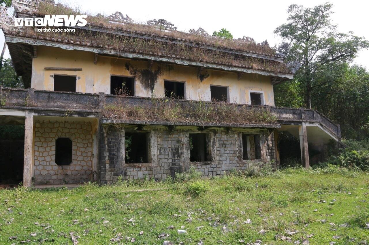Vì sao dinh thự của bạo chúa miền Trung” bị bỏ hoang đến rợn người?-2