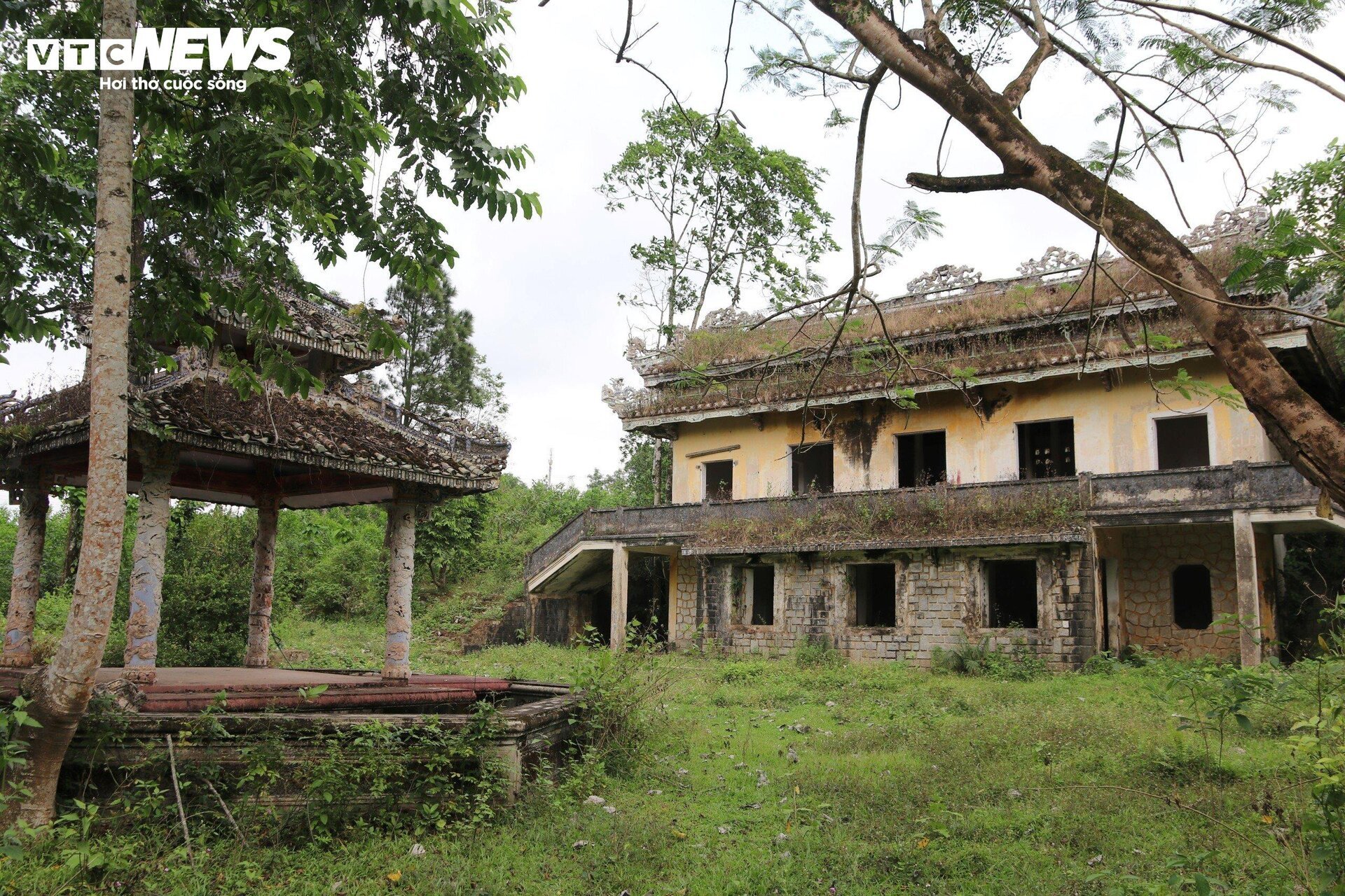 Vì sao dinh thự của bạo chúa miền Trung” bị bỏ hoang đến rợn người?-10