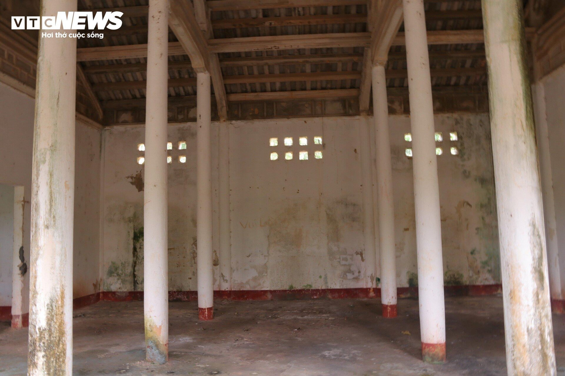 Vì sao dinh thự của bạo chúa miền Trung” bị bỏ hoang đến rợn người?-3