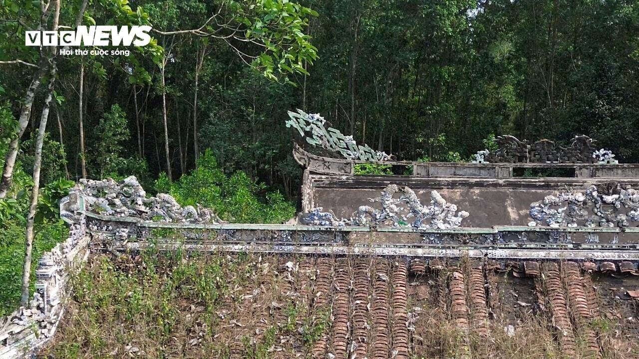 Vì sao dinh thự của bạo chúa miền Trung” bị bỏ hoang đến rợn người?-5