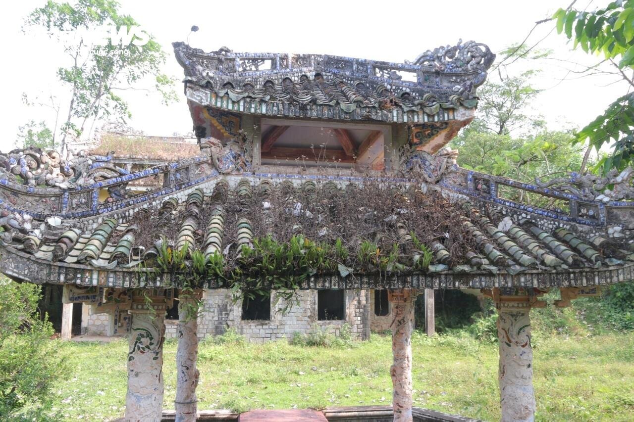 Vì sao dinh thự của bạo chúa miền Trung” bị bỏ hoang đến rợn người?-6