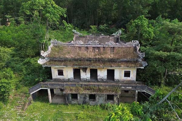 Bé trai 2 tuổi tử vong dưới bánh xe, nghi do cha ruột lùi xe cán trúng-2