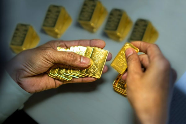Giá vàng tăng sốc từng giờ từng phút-2