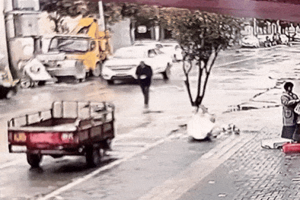 Clip: 2 ô tô đâm nhau giữa ngã tư, cụ ông đi bộ thoát chết khó tin