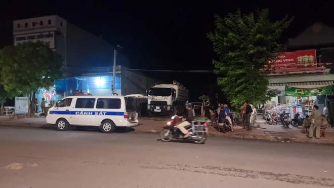 Bé trai 2 tuổi tử vong dưới bánh xe, nghi do cha ruột lùi xe cán trúng-1