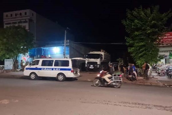 Bé trai 2 tuổi tử vong dưới bánh xe, nghi do cha ruột lùi xe cán trúng