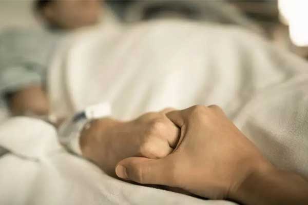 Y tá ‘quên’ ống luồn kim trong đầu em bé, 5 năm sau nó trôi xuống cổ-2