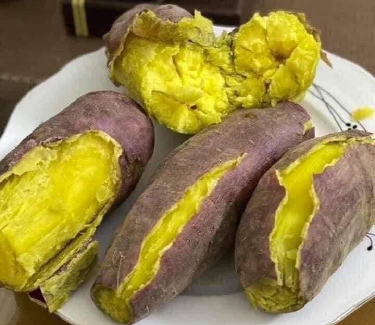 Khoai lang rớt giá chỉ còn từ 3.500 đồng/kg, chị em rủ nhau mua về chế biến đủ món-1