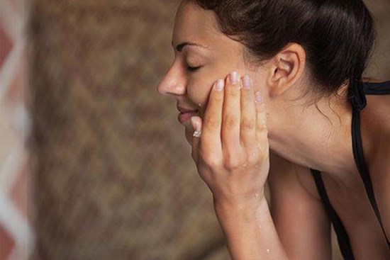 Những công thức làm đá viên giúp se khít lỗ chân lông da ngày hè