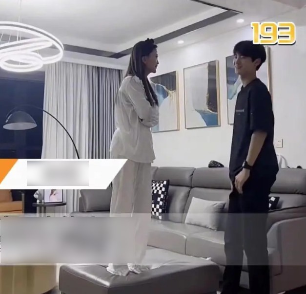 Con trai cao gần 2m phạm lỗi, mẹ nấm lùn làm một hành động khi dạy dỗ gây bất ngờ-4