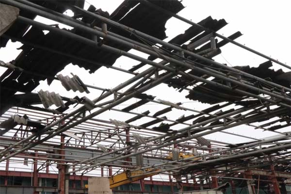 Rơi từ trên cao xuống đất, 1 người tử vong, 1 người bị thương-2