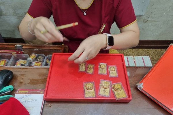 Giá vàng tăng sốc từng giờ từng phút-1