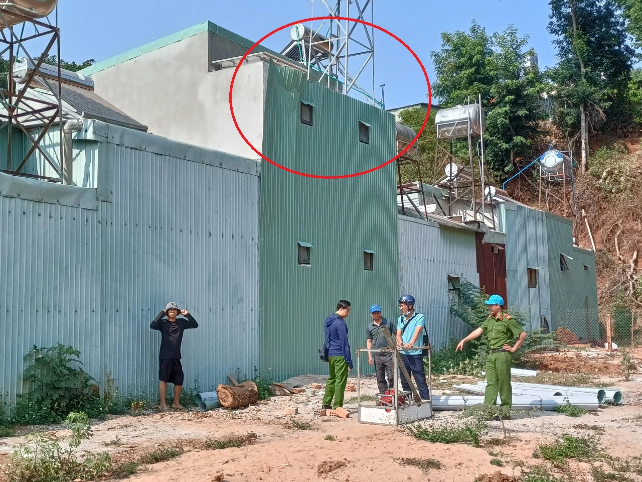 Rơi từ trên cao xuống đất, 1 người tử vong, 1 người bị thương-1