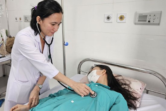 28 học sinh nhập viện sau ăn sáng trước cổng trường học, nghi ngộ độc