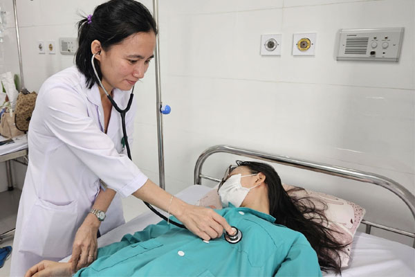 28 học sinh nhập viện sau ăn sáng trước cổng trường học, nghi ngộ độc-1