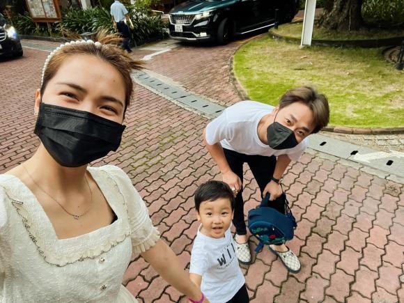 Hòa Minzy chạm mặt thiếu gia Minh Hải khi đón con trai từ Úc trở về, lên tiếng thông tin tái hợp và cưới cuối năm-5