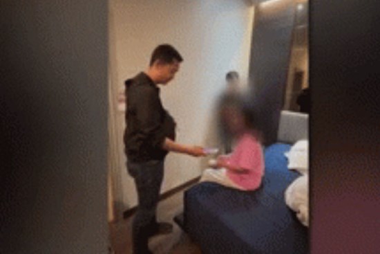 Mẹ nhận được video con gái bị bắt cóc nên vội báo cảnh sát, nào ngờ phát hiện sự thật đau lòng