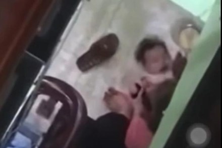 Phụ huynh bàng hoàng trước clip được lan truyền trên MXH, một trẻ mầm non bị đè dưới sàn nhà, đánh liên tục vào đầu để ép ăn