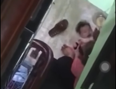 Phụ huynh bàng hoàng trước clip được lan truyền trên MXH, một trẻ mầm non bị đè dưới sàn nhà, đánh liên tục vào đầu để ép ăn-2