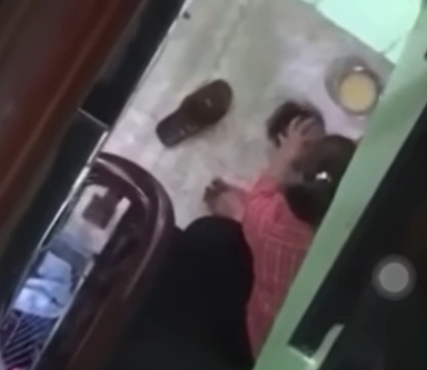 Phụ huynh bàng hoàng trước clip được lan truyền trên MXH, một trẻ mầm non bị đè dưới sàn nhà, đánh liên tục vào đầu để ép ăn-1