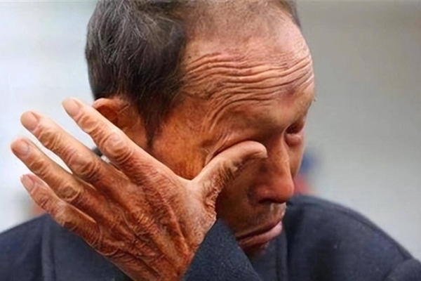 3 kiểu gặm nhấm người già mới đang tràn lan: Cha mẹ hoàn toàn không hay biết và vẫn cho rằng con cái rất hiếu thảo-1