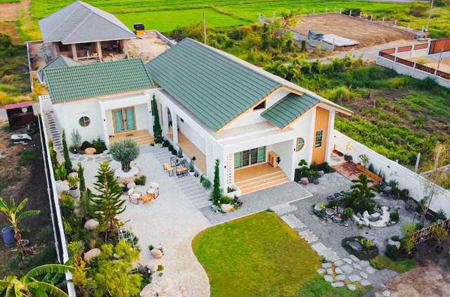 Ngôi nhà ở Thái Lan được dân mạng share điên đảo: Góc nào cũng chill, riêng sân vườn và căn bếp thì mê chữ ê kéo dài-1